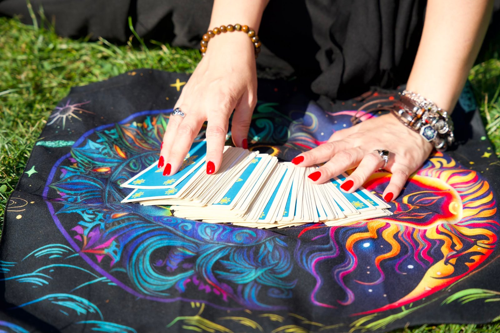 Cartas de tarot junto a una vela encendida