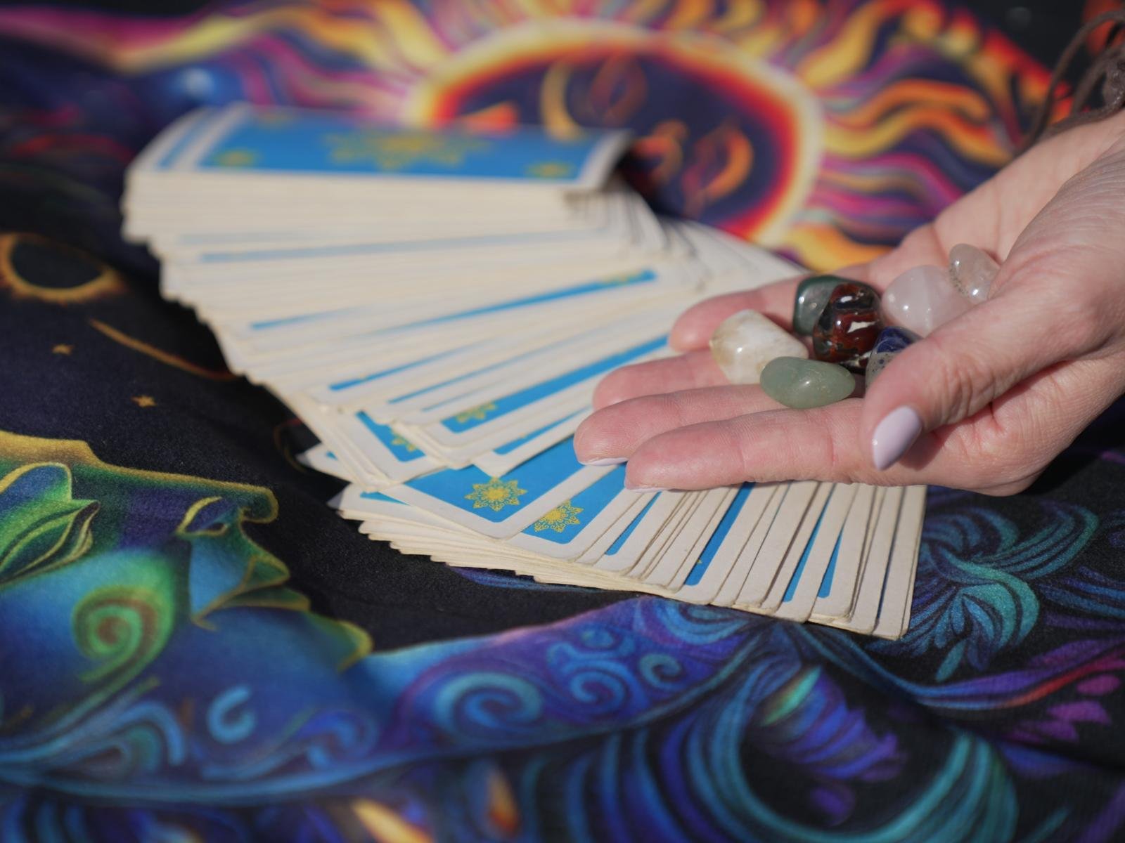 Cartas de tarot iluminadas por velas