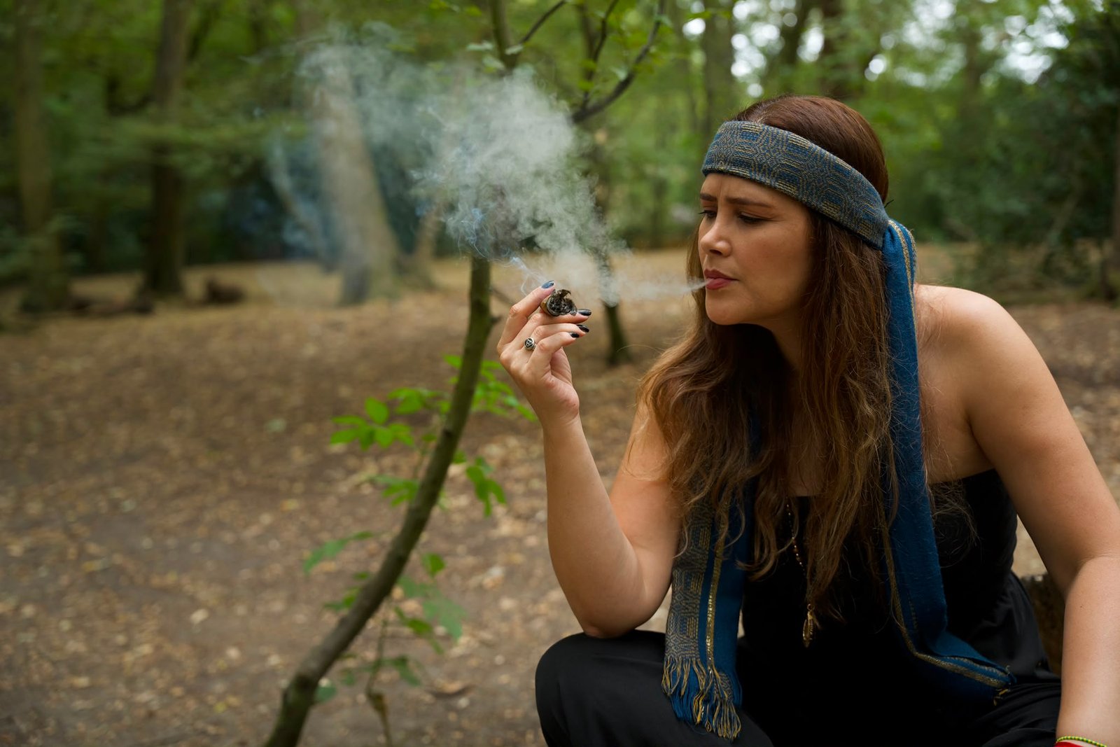 Humo de tabaco ceremonial junto a una vela encendida